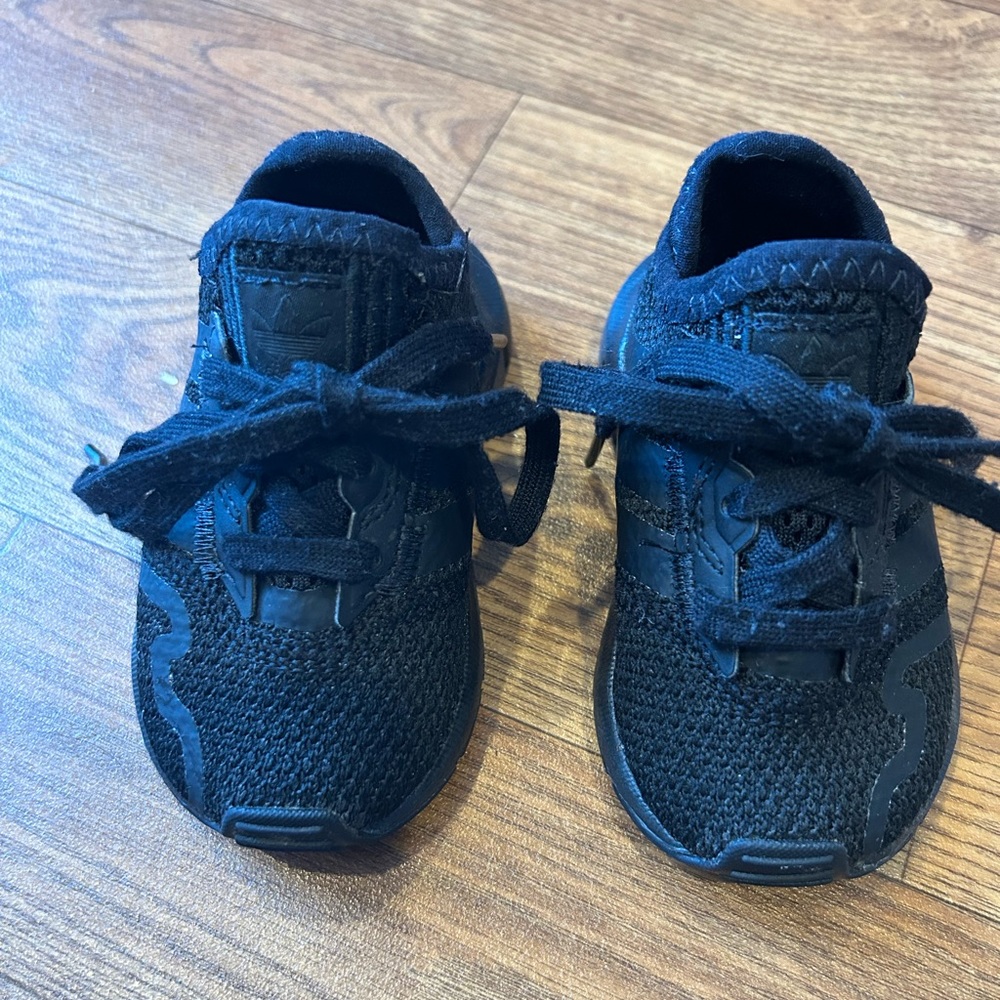 Adidas sneakers black size 5